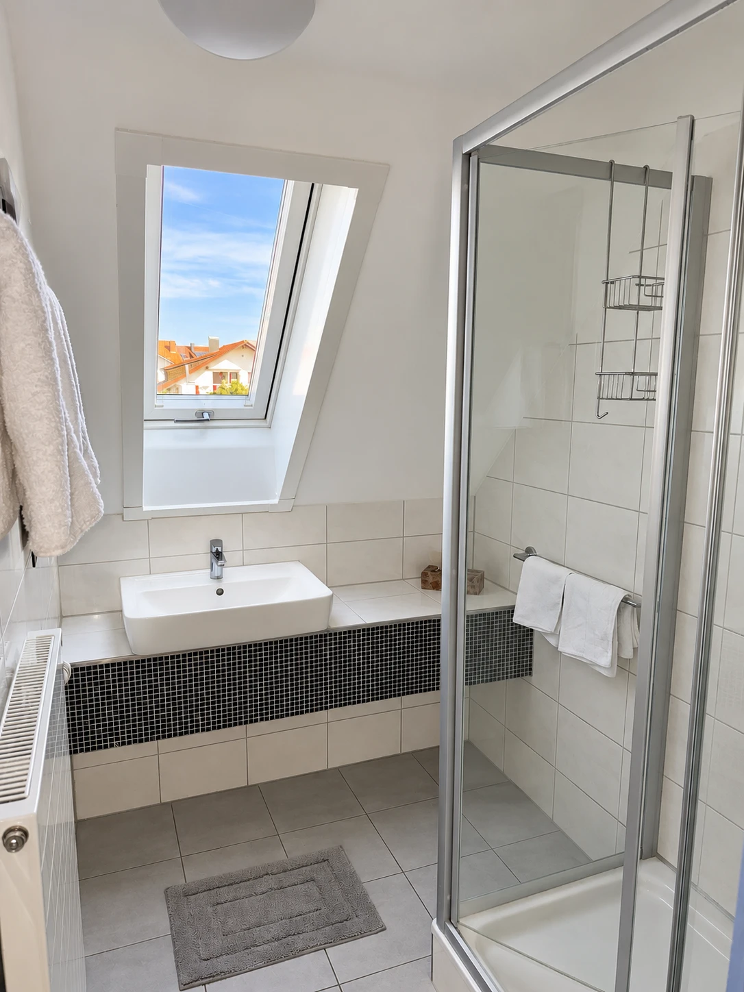 Bad mit Dusche und Dachfenster