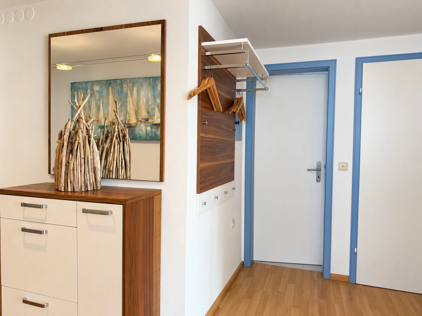 Flur mit Garderobe und Spiegel