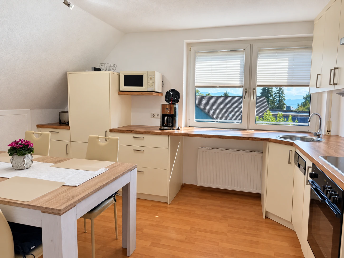 Küche der Ferienwohnung mit Essplatz und Blick Richtung Bodensee