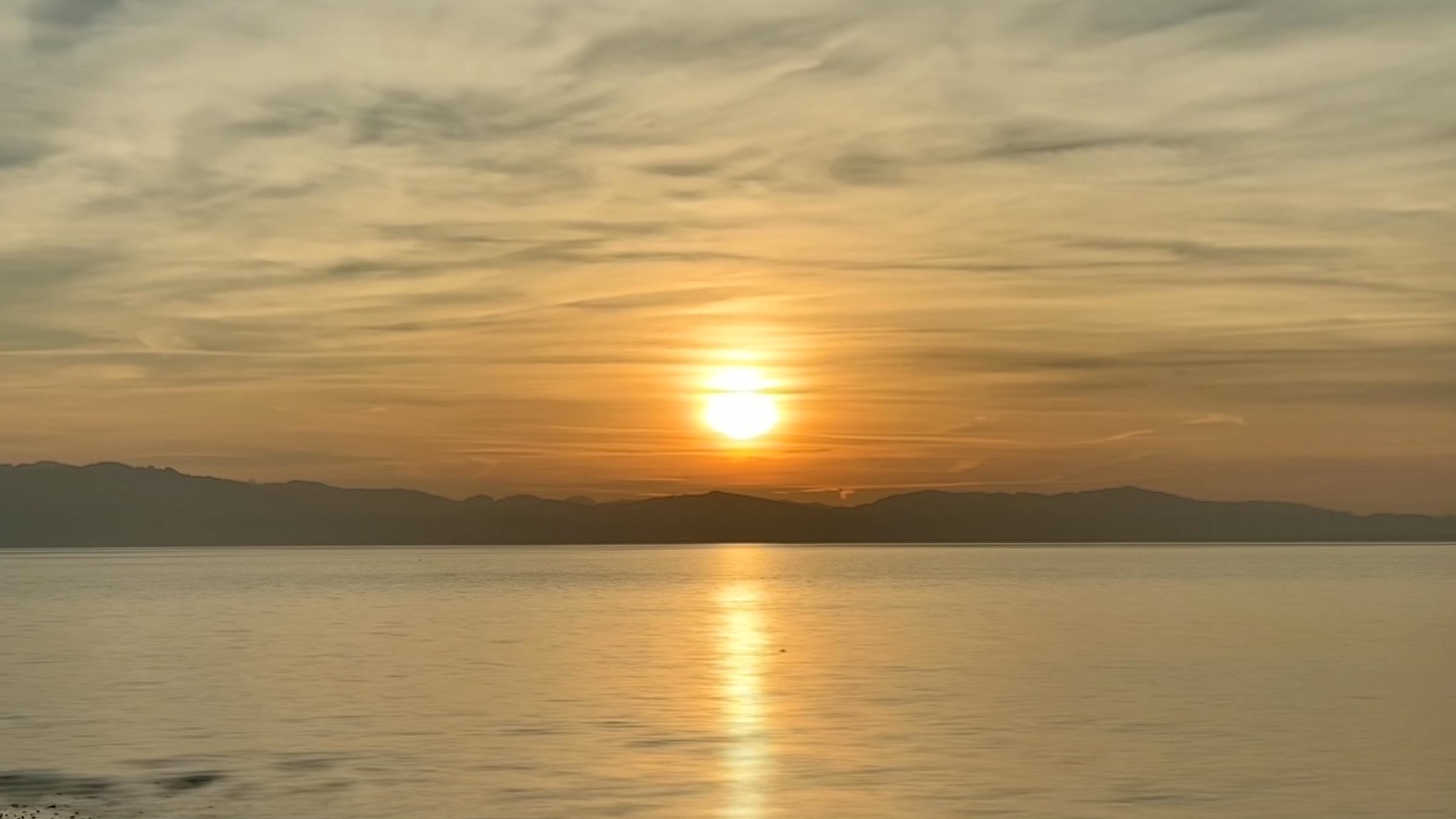Sonnenuntergang über dem Bodensee, aufgenommen vom Badestrand des Campingplatzes Nonnenhorn